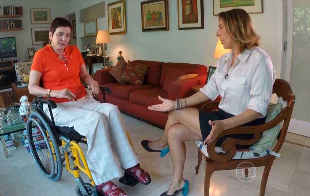A jornalista Lucia Hipólito é uma das vítimas da síndrome de Guillain-Barré, está se recuperando mas ainda se locomove de cadeira de rodas