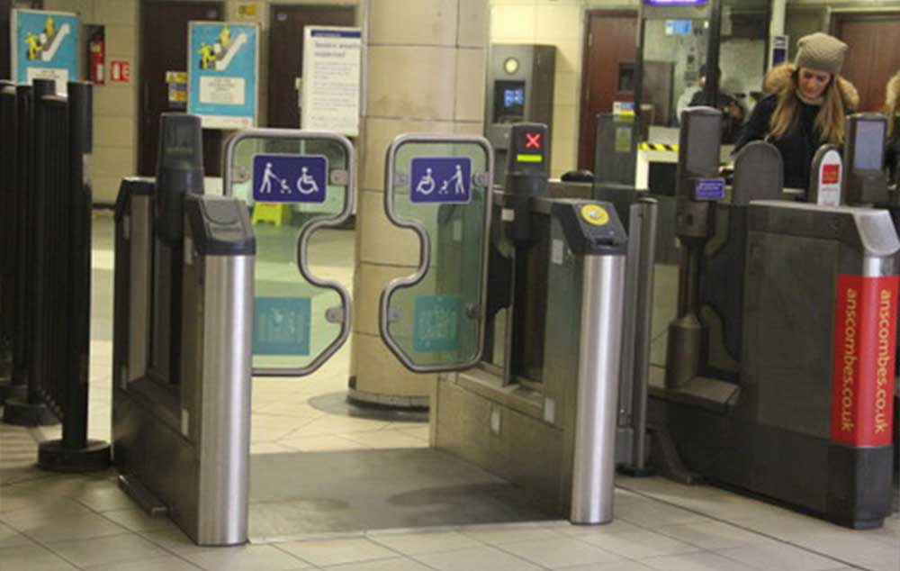 Apesar de possuírem equipamentos modernos como catracas acessíveis no metrô, nem todas as estações estão plenamente acessíveis