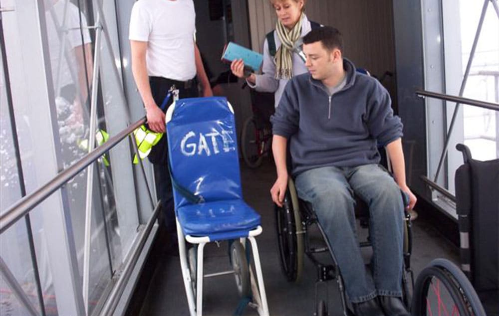 Cadeiras especiais, mais estreitas, são utilizadas para o acesso e transferência de pessoas com deficiência dentro das aeronaves