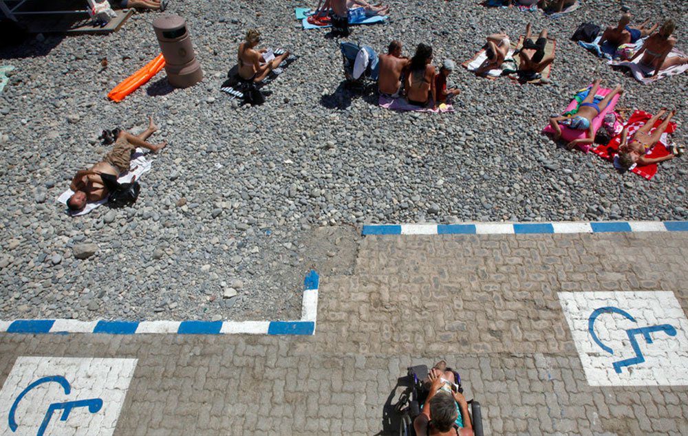 Praia em Nice, França, poderia atrair muitos mais turistas se tivesse uma boa infraestrutura de acessibilidade