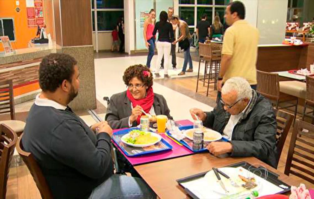 Quem tem mais de 60 anos tem mesa garantida nos restaurantes do Rio. Aquele que sentar numa mesa reservada, corre risco de ter que levantar.