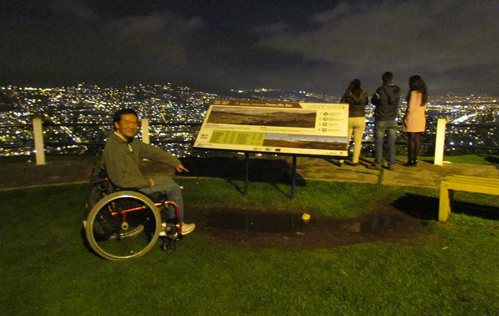 Ricardo Shimosakai visitar el observatorio de Cerro El Panecillo. La falta de mantenimiento deja un charco de barro en el panel de información.