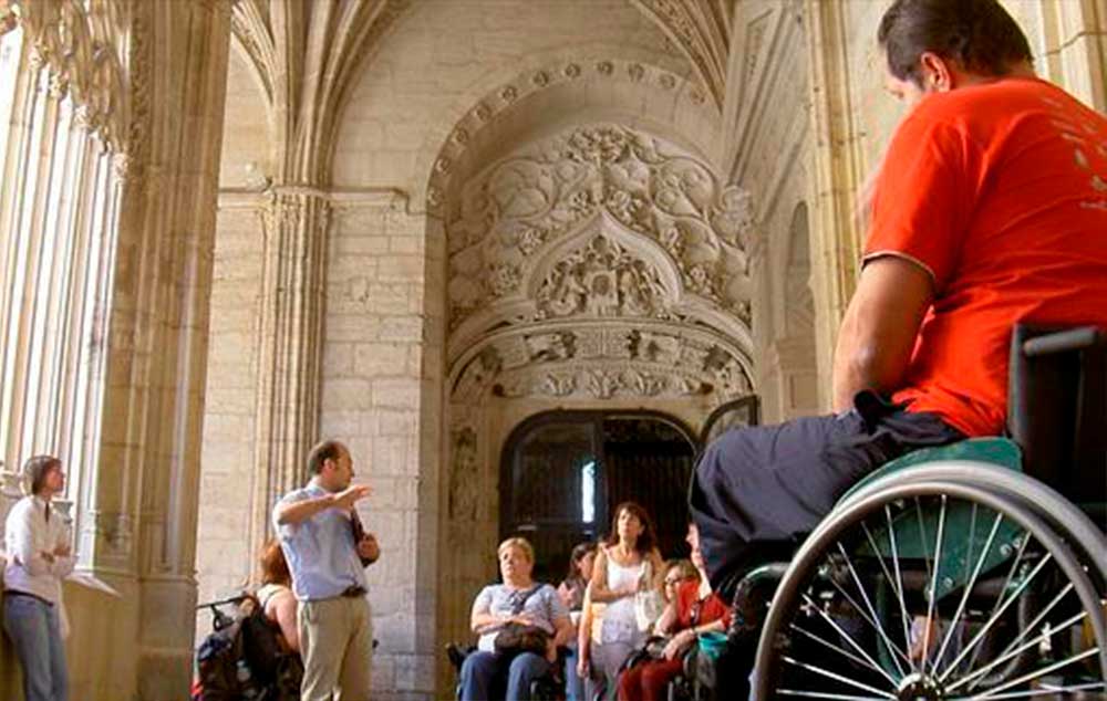 El curso Turismo Accesible tiene como objetivo sensibilizar, informar y formar para mejorar la atención ofrecida a las personas con discapacidad