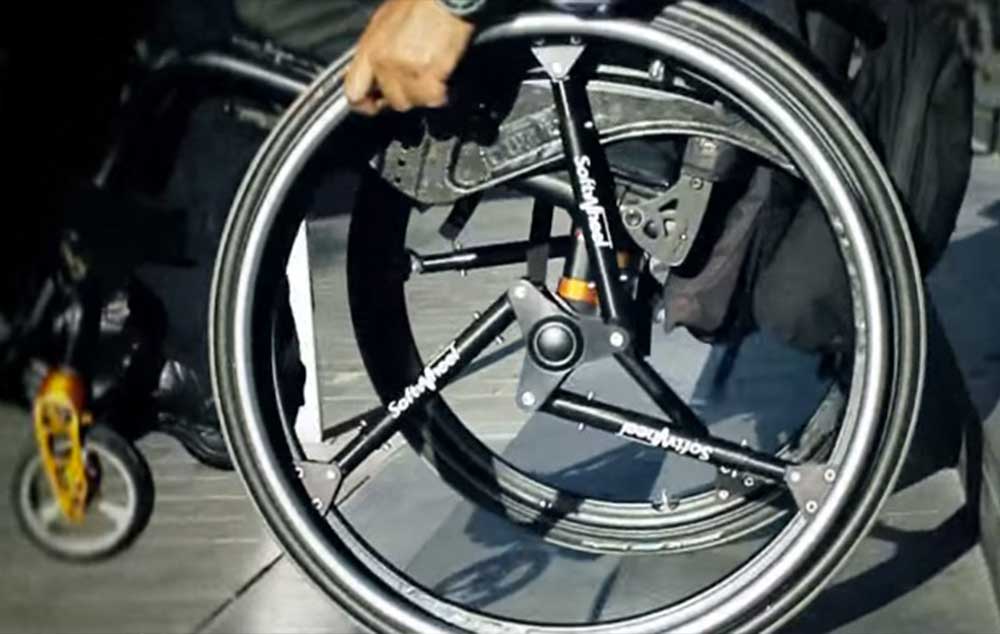 O design da SoftWheel conta com um aro com três cilindros de compressão de absorção de choques