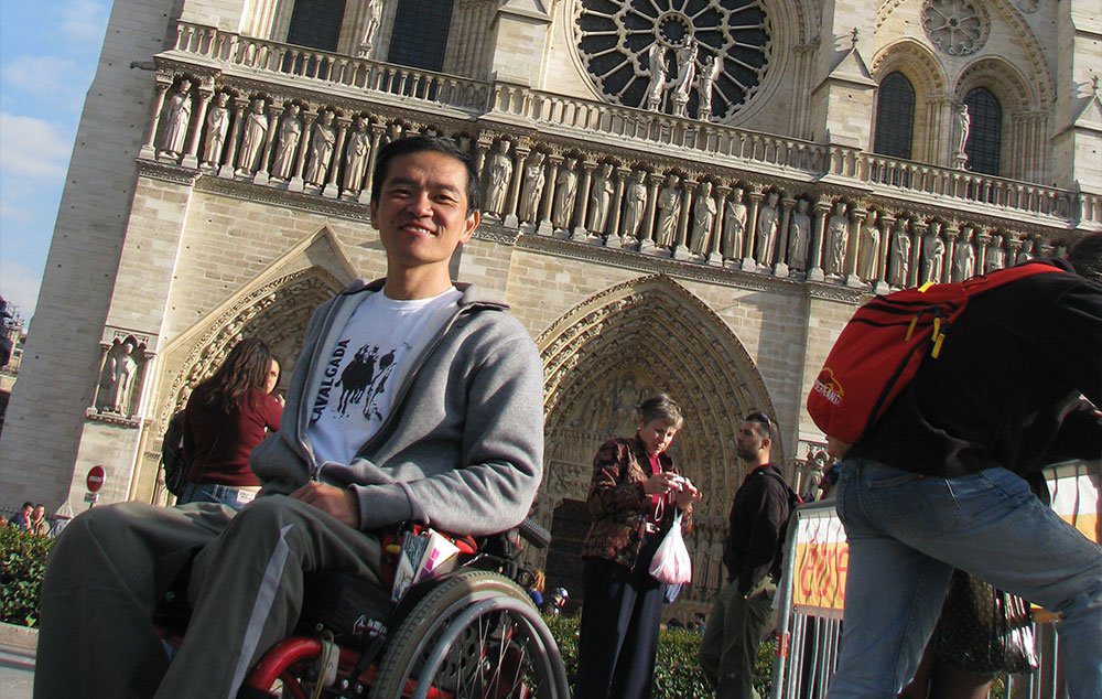 Ricardo Shimosakai, autor do blog Turismo Adaptado na Catedral de Notre Dame em Paris na França