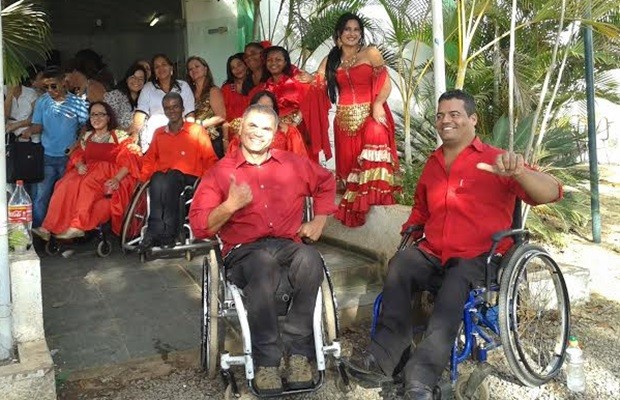 Grupo Bailando com a Vida posa antes de apresentação em Luziânia