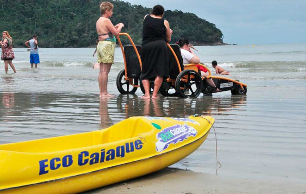 Cadeiras anfíbias e caiaques adaptados são equipamentos que permitem tornar a praia acessível