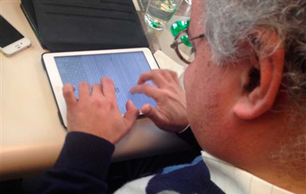 Jorge Fernandes mostra como funciona o teclado braile do iPad