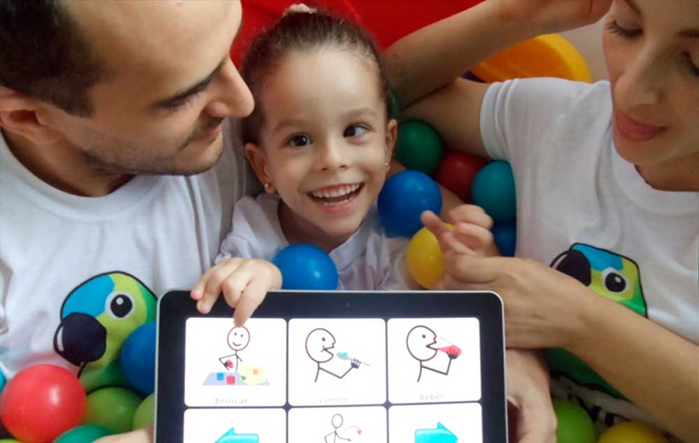 Livox, que já atende a 10 mil usuários, foi desenvolvido por um pai que queria se comunicar com a filha que não fala em decorrência de paralisia cerebral