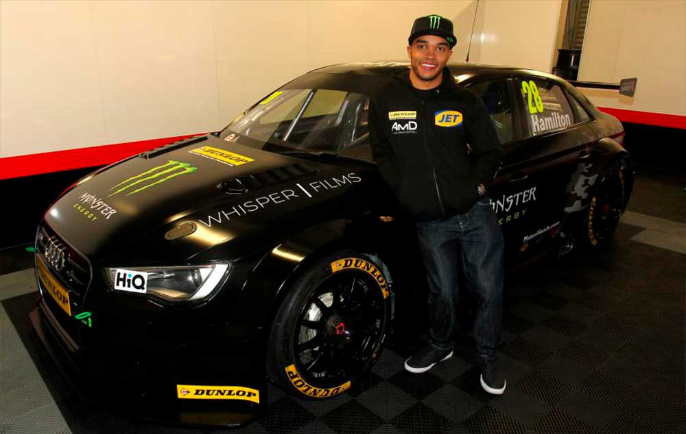 Nicolas Hamilton posa com Audi S3 que guiará no Campeonato Inglês de Turismo 2015