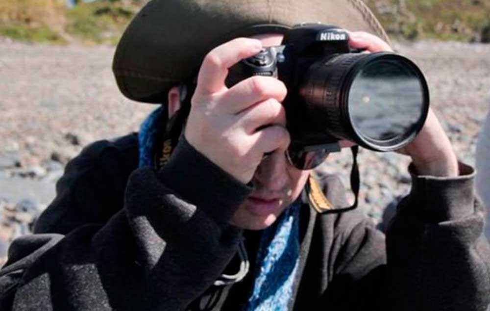 Brenden Borellini não deixou a cegueira e a surdez o abaterem. O australiano se formou no Ensino Médio, fez faculdade e agora se dedica a um sonho: a fotografia