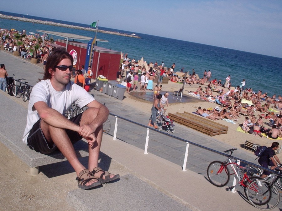 Ricky Ribeiro em Barcelona, sem sintomas da doença. Lá, ele estudou sustentabilidade e se apaixonou pela bicicleta como meio de transporte.