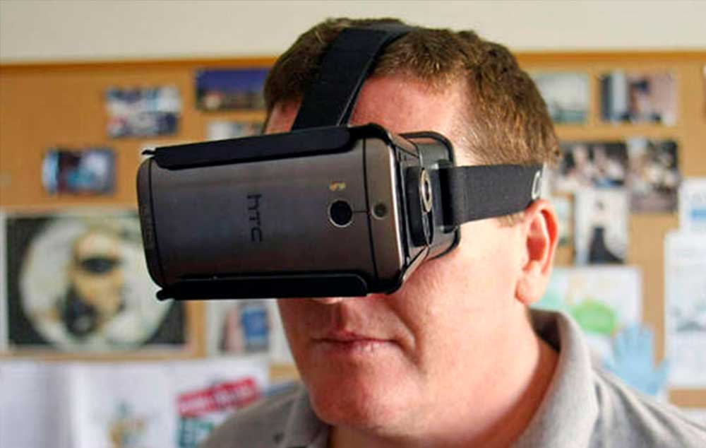 Un hombre prueba la aplicación para smartphones que los transforma en unas gafas electrónicas que facilita la visión a personas con discapacidad visual.