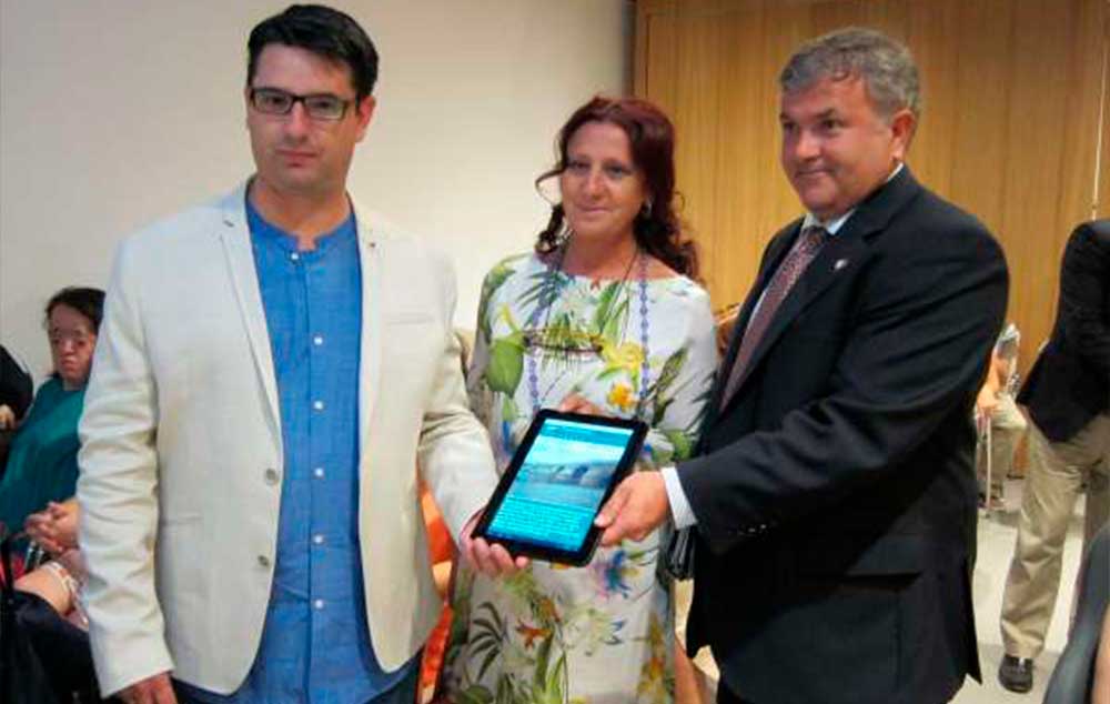 García, Chounavelle y Palacios muestran la 'app' en una tablet