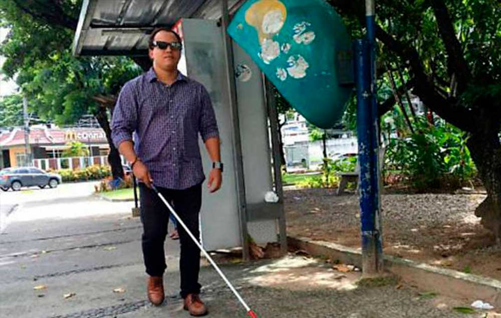 Marcos Antonio Oliveira, estudante de Ciência da Computação, testando o AnnuitWalk, óculos criado para ajudar deficientes visuais a caminhar com mais segurança