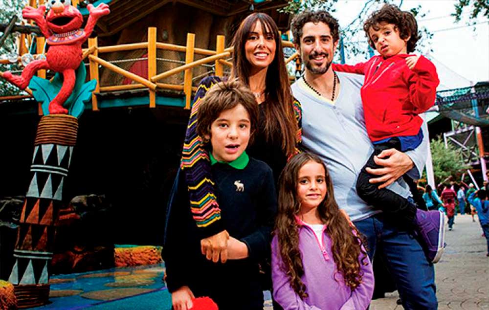 Marcos Mion e a mulher, Suzana Gullo, com os filhos, Romeo, Donatella e Stefano na área Sesame Street of Fun, no Busch Gardens, em Tampa