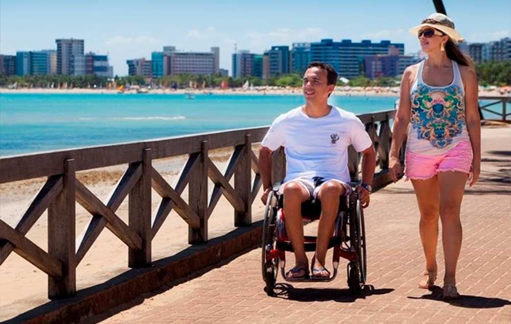 Praia e hotéis acessíveis. Maceió avança na acessibilidade.