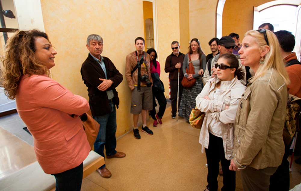 Cristina Valido atiende a personas con discapacidad visual en el Museo de la Naturaleza y el Hombre (MNH).