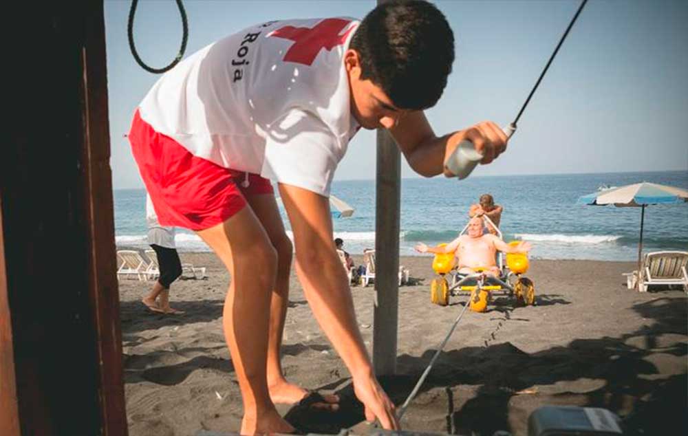 Instantánea del dispositivo mientras arrastra una silla anfibia en el momento de la salida del agua