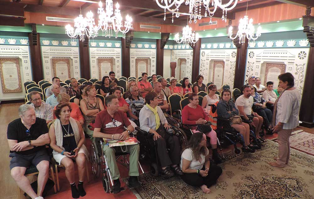 Los turistas de Predif realizan una visita guiada al centro hindú.