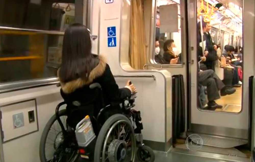 Para além da tecnologia, o Japão também impacta em suas medidas simples para oferecer a acessibilidade nos metrôs.