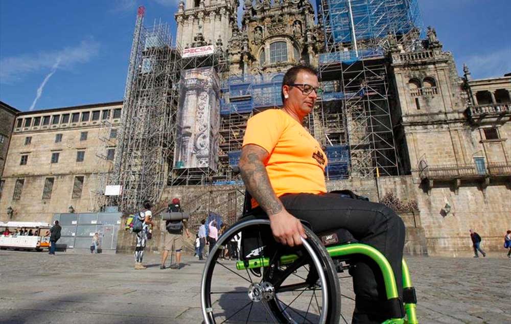 Óscar Jiménez llega a Santiago de Compostela en una silla de ruedas adaptada tras recorrer más de 700 kilómetros en ocho días.