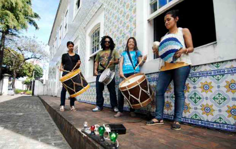 Batuqueiros do Silêncio é um grupo percussivo formado por surdos, que tem repertório influenciado pela cultura popular contemporânea.