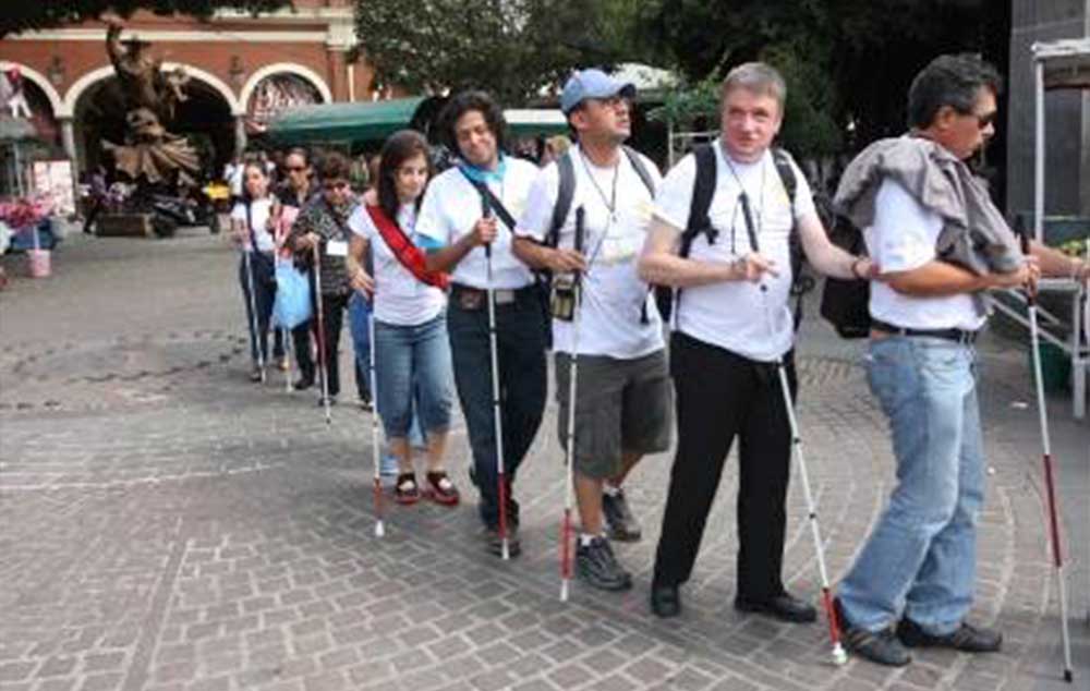 Cerca de 110 personas invidentes en Tlaquepaque recorrieron los edificios históricos.