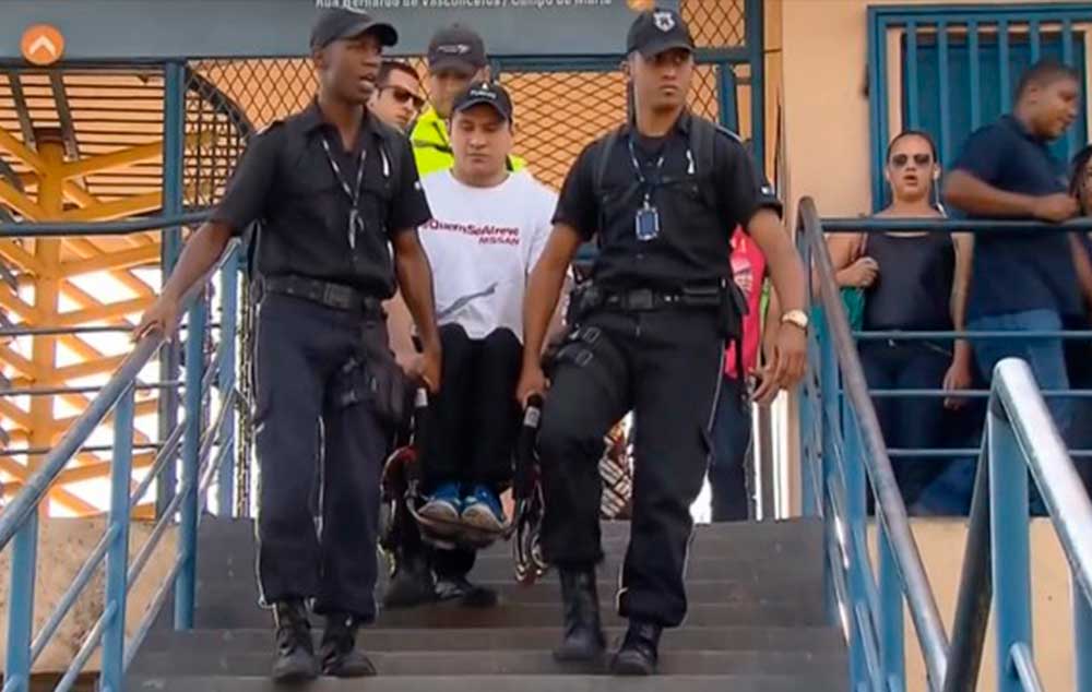 Clodoaldo Silva precisou ser carregado na estação de trem de Realengo