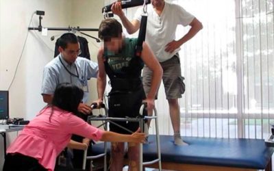 Paraplégico caminha quatro metros com ajuda de ‘leitor’ da mente