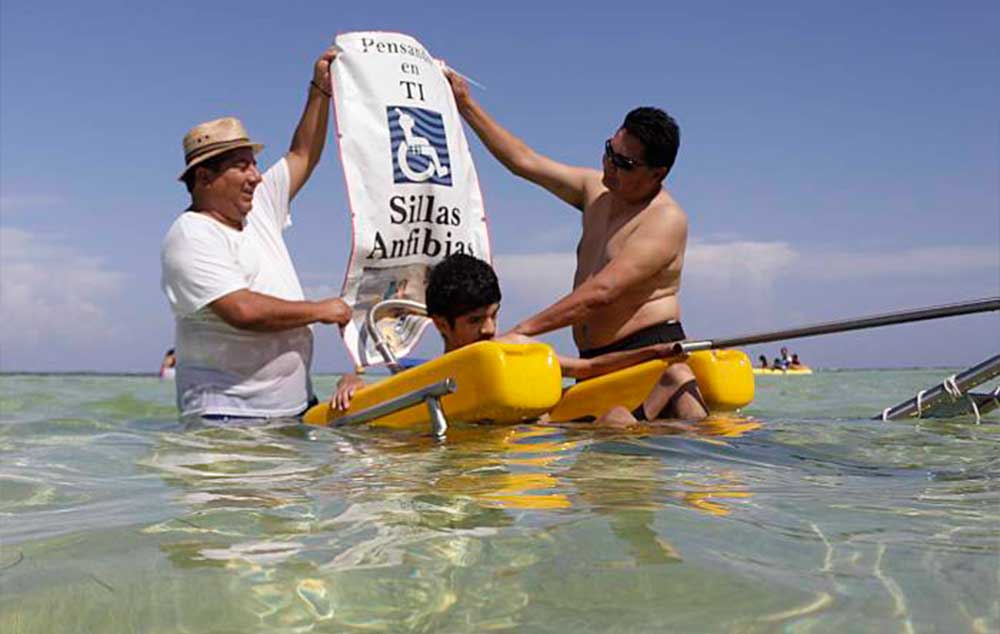 En septiembre del 2014, un grupo de hoteleros de Mahahual donaron andaderas anfibias.