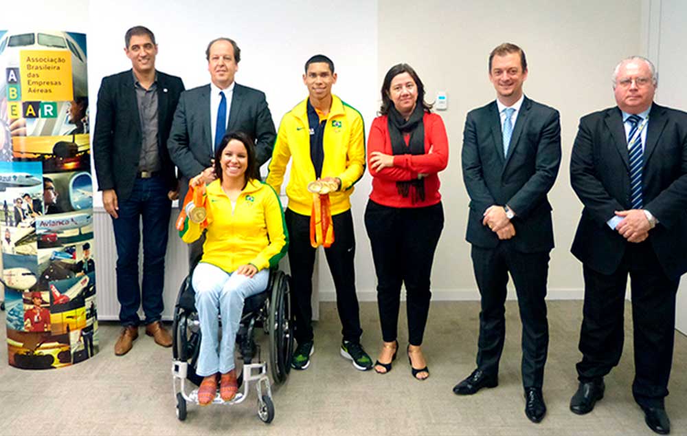 Marcelo Pedoso (APO), Eduardo Sanovicz (Abear), os atletas medalhistas Edênia Garcia e Mateus Evangelista, Juliana da Silva (Senacon), Andrew Parsons (CPB) e Ronaldo Jenkins (Abear)