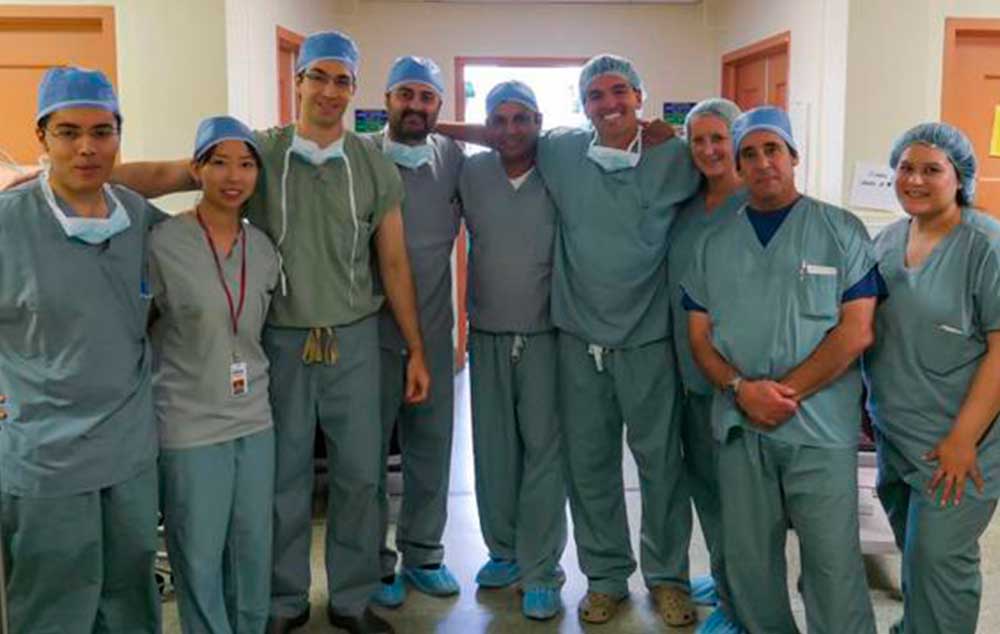 Equipe médica que realizou a cirurgia; Flávio é o quarto da direita para esquerda