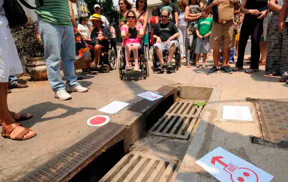 Na esquina de Piauí com Padre Rolim, um bueiro impede o trânsito de cadeirantes entre dois lados da calçada