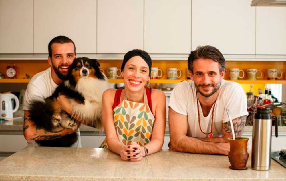 O diretor Lucas Costa com o cachorro Bart, Débora e Felipe Dable, intérprete e cozinheiro do Chef Cenoura, respectivamente.