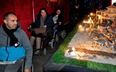 Las personas usuarias de sillas de ruedas ponen a prueba la Ruta de Belenes accesibles de Granada