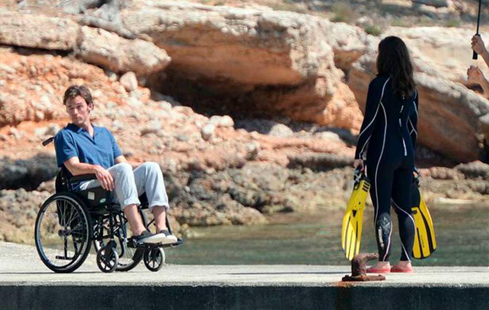 Emilia Clarke e Sam Claflin gravando cenas do filme em uma praia de Majorca, na Espanha.