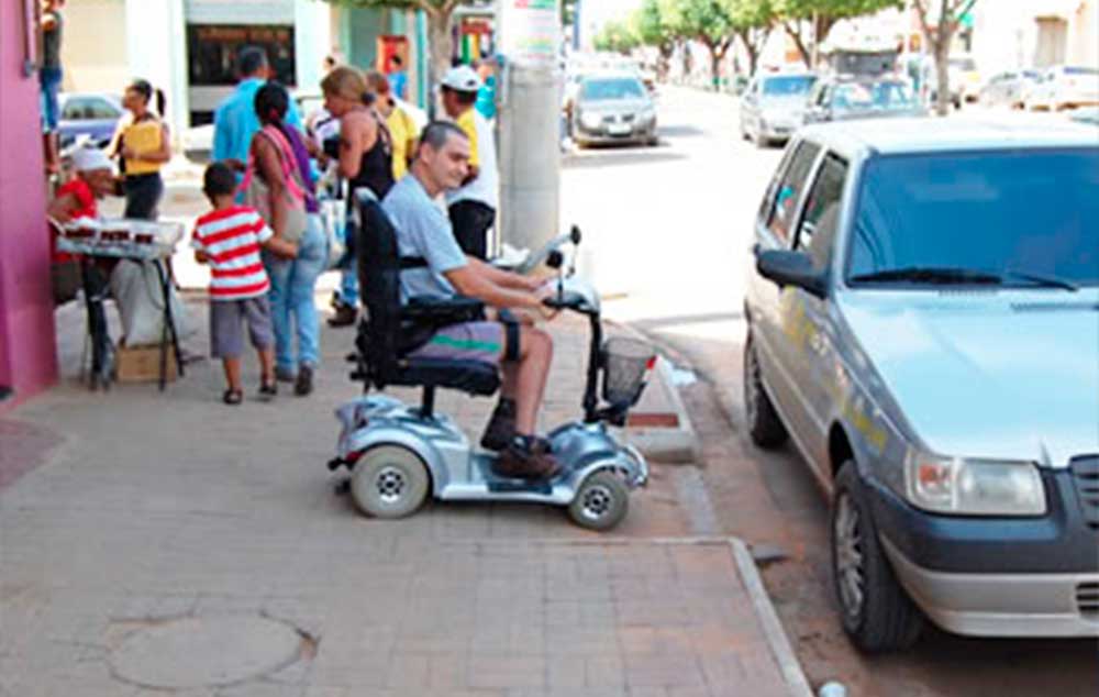 O desrespeito de alguns proprietários de veículos que estacionam em locais, ao longo do meio-fio, onde existe uma rampa de acesso a cadeirantes.