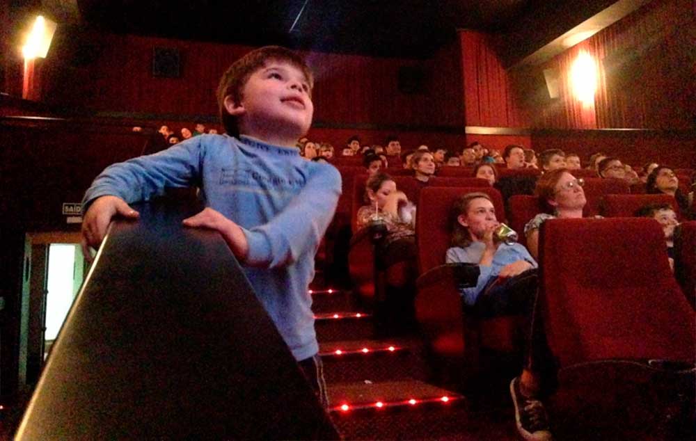 Reações inesperadas de uma criança com autismo podem incomodar pessoas numa sessão de cinema que não compreendem esse tipo de comportamento