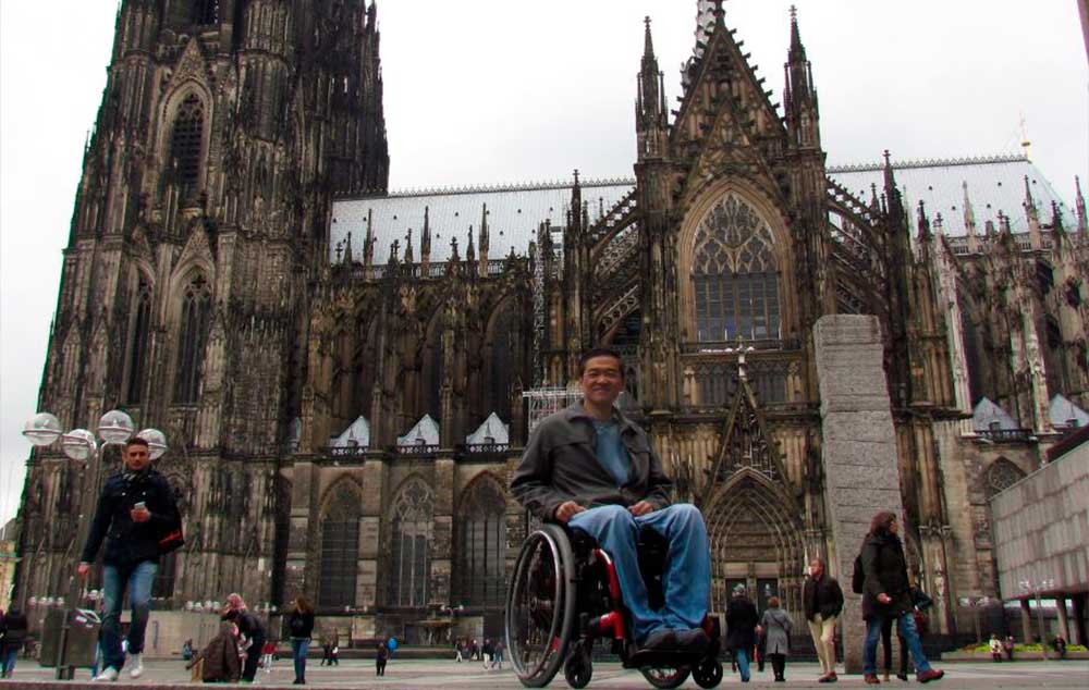 Ricardo Shimosakai de Turismo Adaptado (Brasil), visitando Colonia (Alemania) para promover el turismo accesible en el país