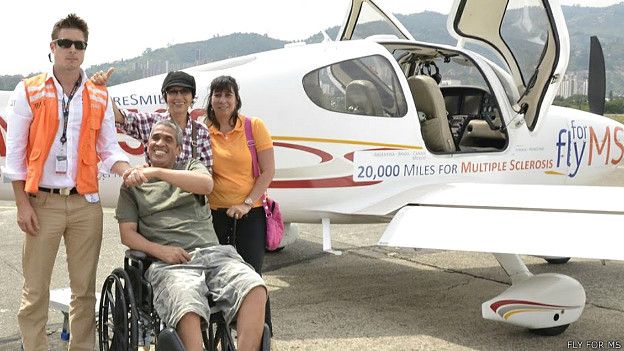 En Colombia los pilotos arrancaron una sonrisa a Carlos Enrique Pabón, quien además de padecer EM es sordomudo.