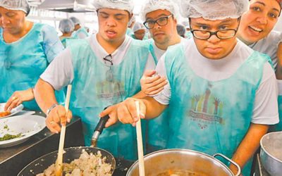 Jovens com Síndrome de Down participam de concurso gastronômico