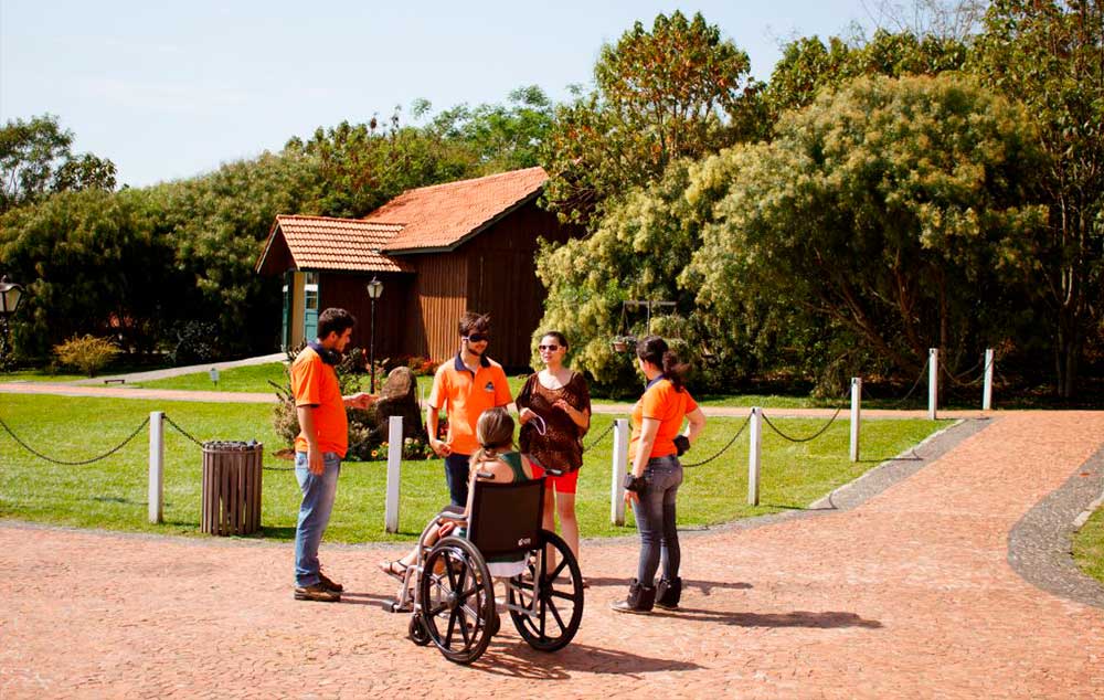 Colaboradores da APHC se preparam para receber turista com necessidades especiais