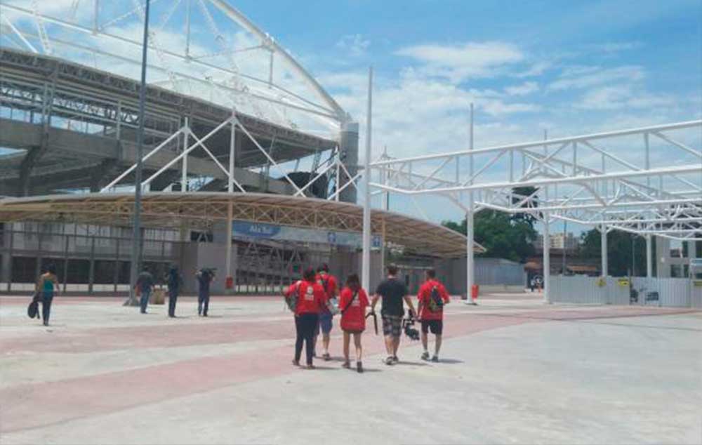 Equipe do aplicativo Biomob desaprova acessibilidade durante vistoria no entorno do Estádio Olímpico João Havelange (Engenhão)