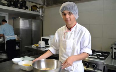 Jovens com deficiência intelectual assumem “Compromisso” de servir bem no seu restaurante