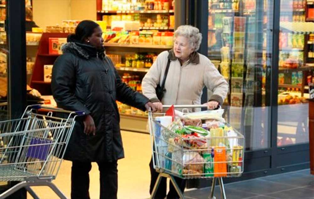 A vila projetada para abrigar idosos possui supermercado, restaurante, bar e cinema.