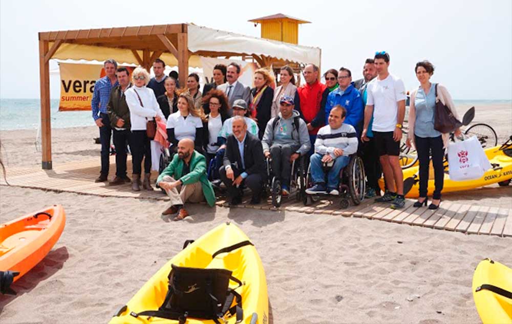 La playa veratense ha puesto en marcha un espacio para las personas con alguna discapacidad