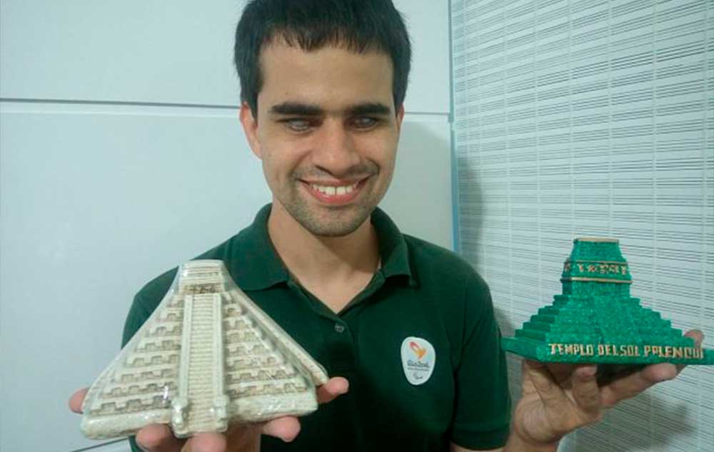 Marcos apresenta algumas peças de sua coleção de miniaturas, maneira que utiliza para conhecer, através do tato, alguns dos locais e pontos turísticos mais significativos do mundo