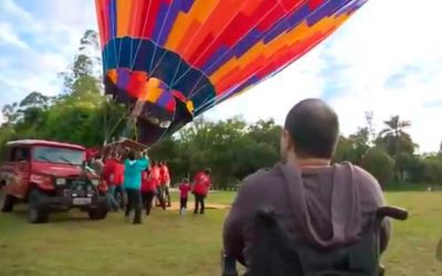 Cadeirante faz primeiro voo em balão adaptado em São Lourenço, MG