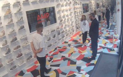 Campanha de loja surpreende clientes vendendo apenas um pé de sapato